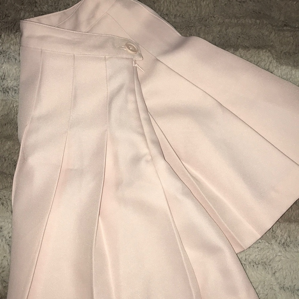 High waisted pink pleated skirt